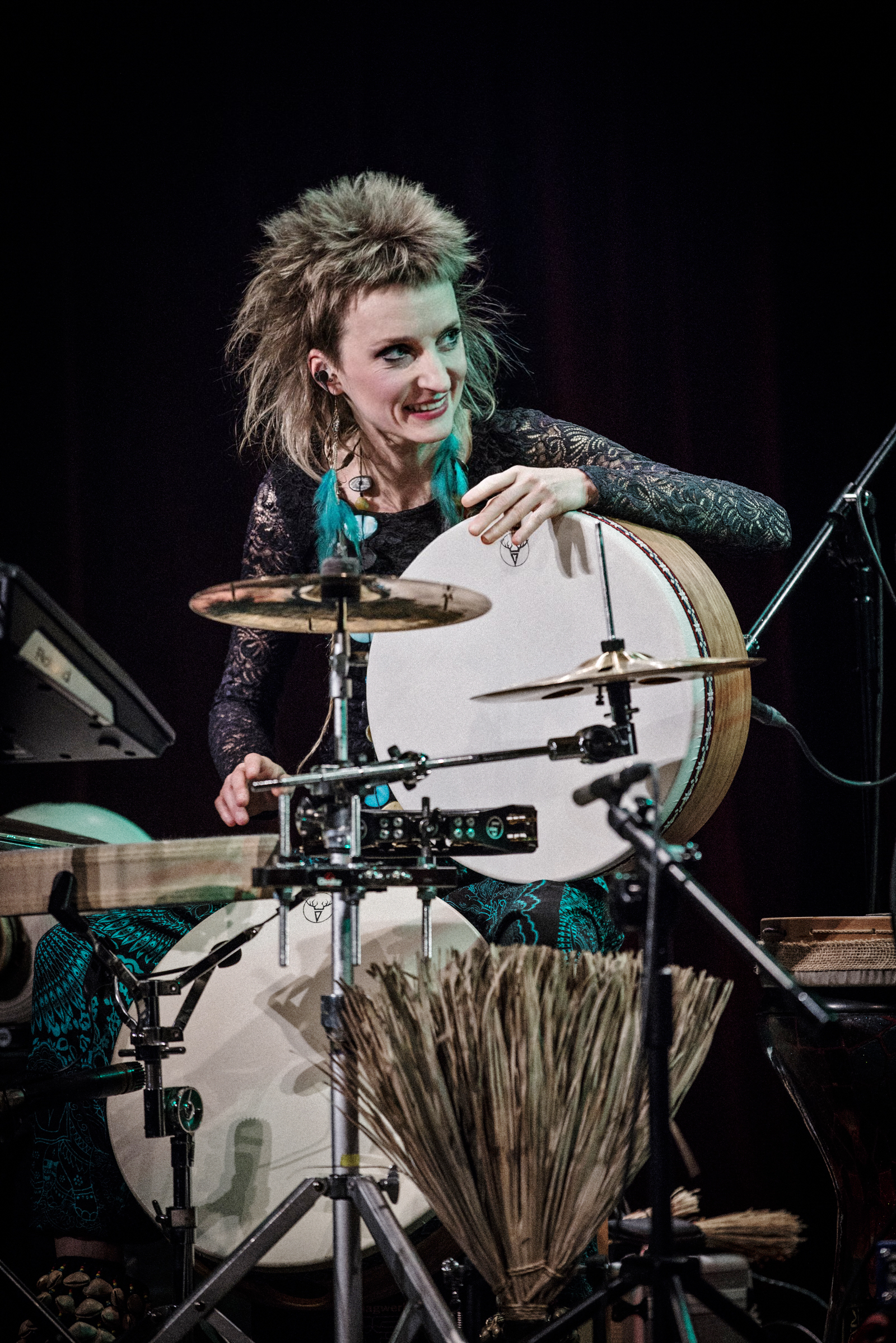 dodaj nad obrazkiem pole tekstowe z napisem Patrycja Betley 
multipercussion